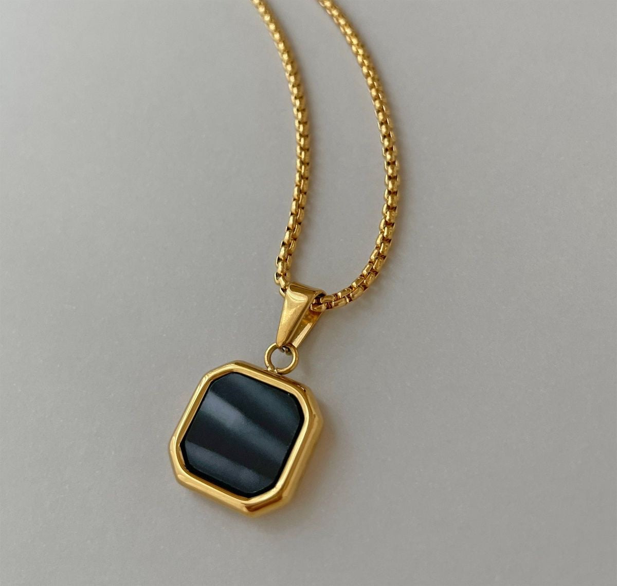 Collar Caballero Box Chain Ónix Negro Dorado