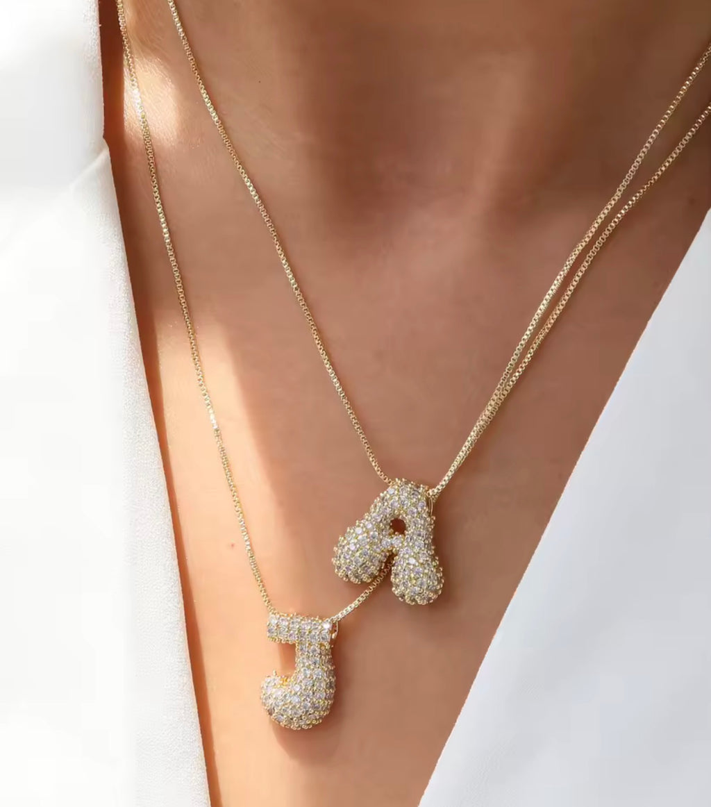 Cadena inicial bubble dorada con zirconias