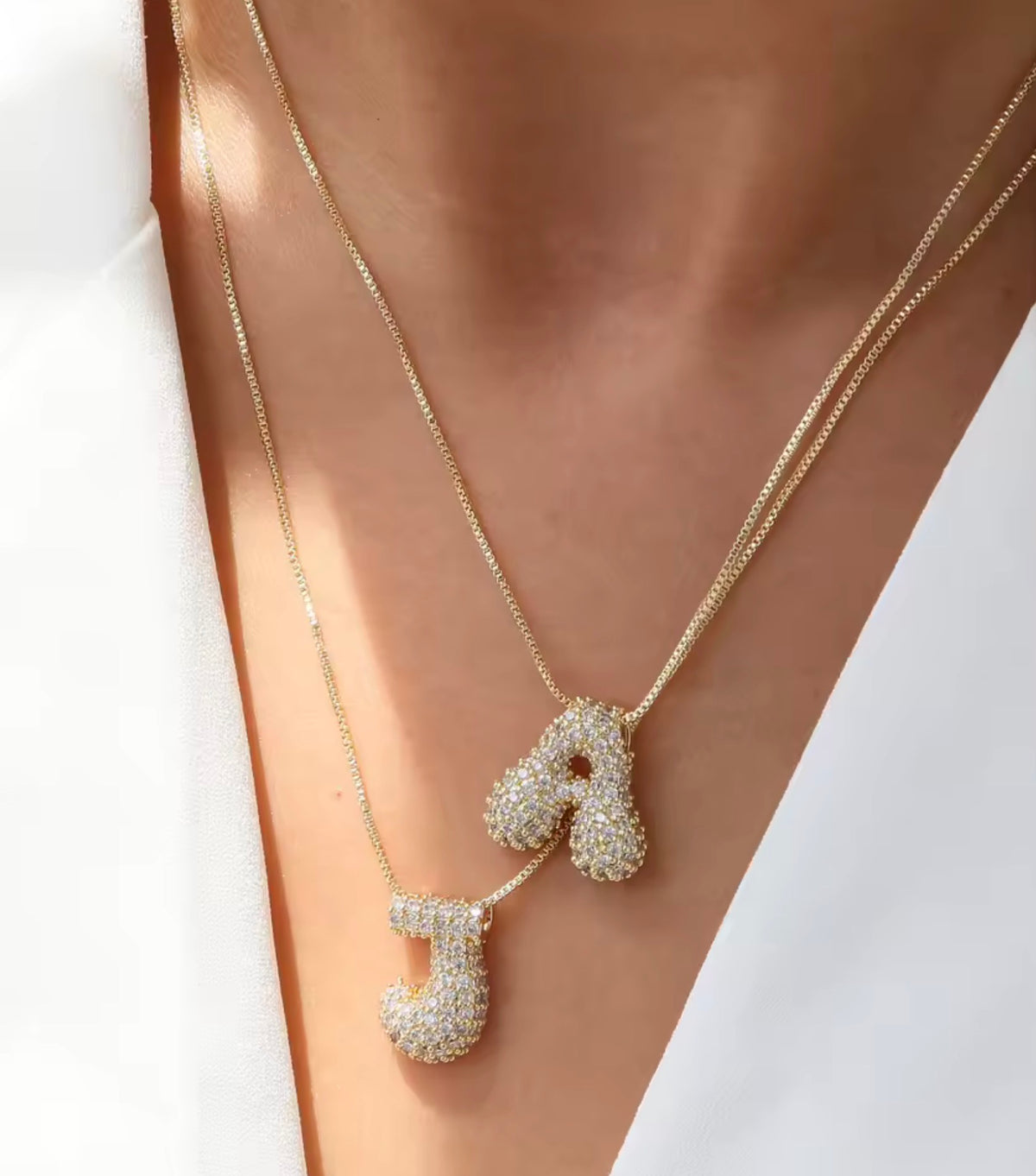 Cadena inicial bubble dorada con zirconias